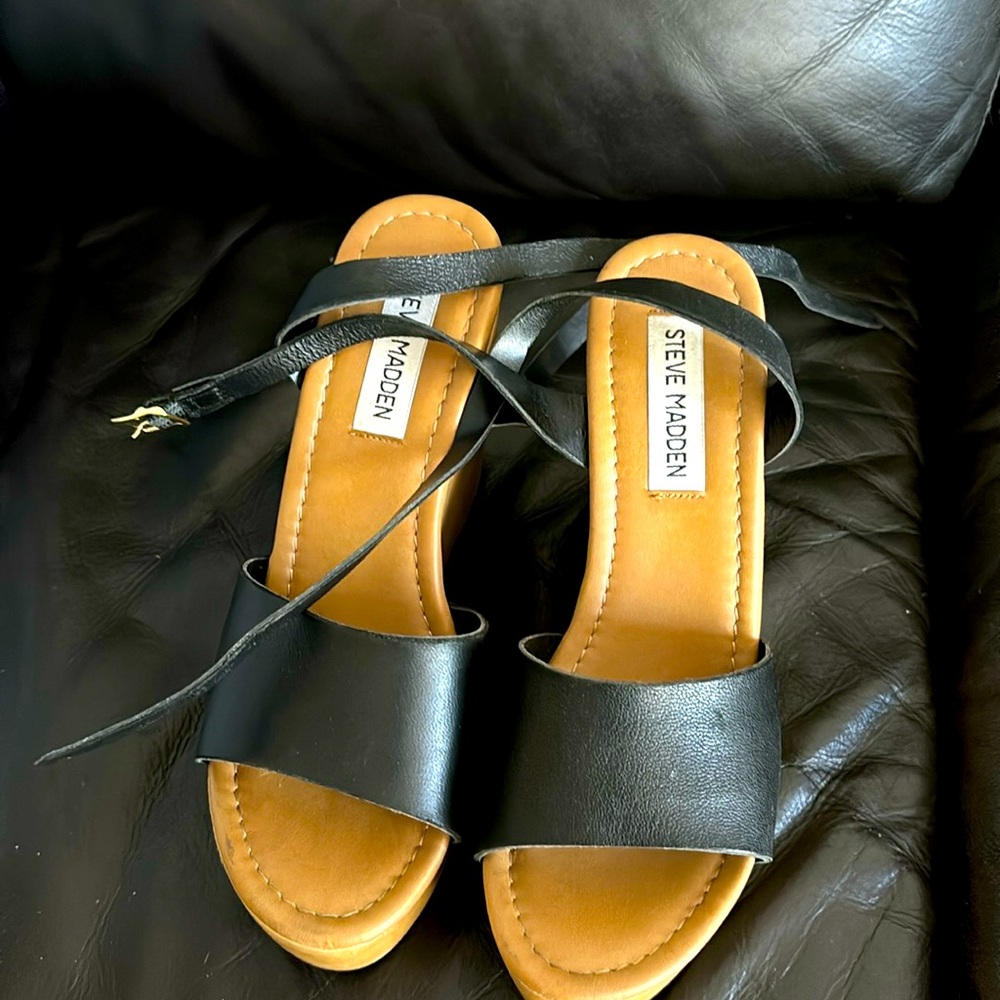 Black sandals plataform